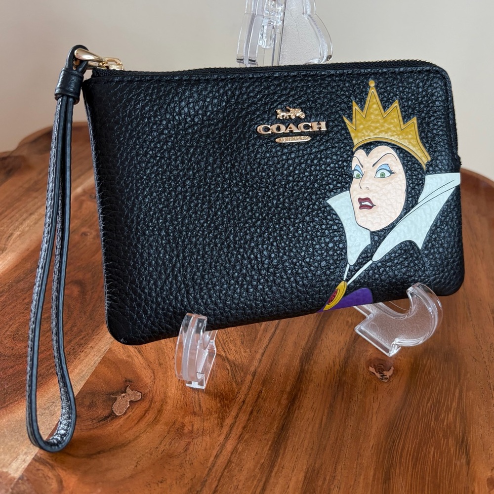 Disney x Coach Evil Queen Limited Edition Corner Zip Wristlet CC333 EUC - Picture 3 of 17